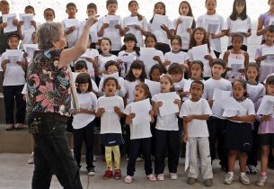 Escola distribui presentes de Natal para crianças. Veja essa e outras comemorações