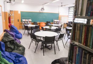 Alunos levam livros da Sala de Leitura para complementar estudos em casa