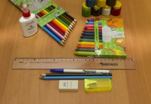 Educação distribui material escolar para alunos