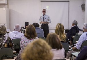 Secretário da Educação se reúne com educadores da região de São Carlos