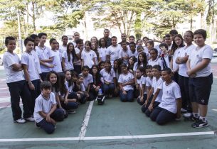 Jovens criam foguetes e robôs com materiais reutilizáveis em escola de Mauá