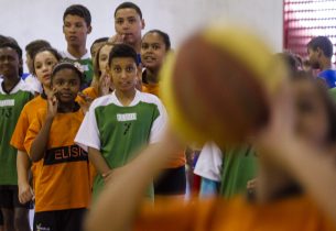 Alunos aprendem basquete com ex-jogadora da seleção em atividade do Dia do Desafio