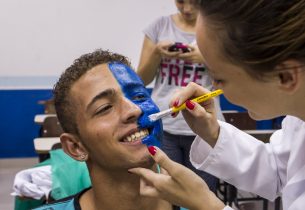 Vestidos como super-heróis, alunos do Vence promovem ação sobre preservação ambiental