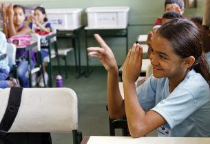 Mais de 4 mil alunos com algum tipo de surdez são atendidos pela rede