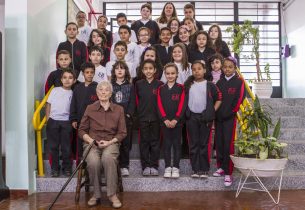 Pequenos aprendem lições sobre tolerância ao conhecerem sobrevivente do Holocausto
