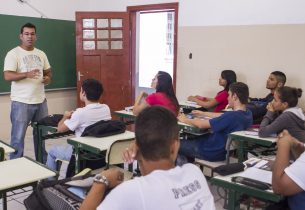 Rimas de rap são usadas em aula de História para melhorar rendimento escolar no Guarujá