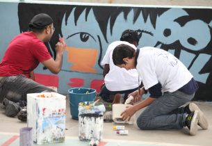 Professor faz grafite para homenagear 60 mil seguidores da Educação no Facebook