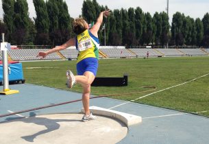 Professora ganha medalha de ouro em arremesso de peso