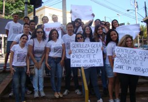 Alunos distribuem flores para moradores da cidade de Araraquara