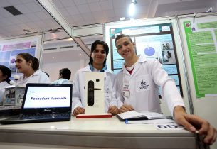 Conheça o programa da USP “Meninas com Ciência”